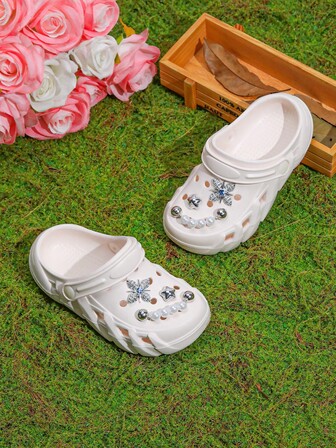 HOEASE Zuecos elegantes y casuales para jóvenes, zapatos de verano de EVA con suela suave y cómoda para el jardín y la playa con encanto de estrella plateada y cadena de perlas para niñas, diseño antideslizante y transpirable de fácil puesta para niños y niñas, calzado para todas las estaciones