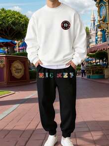 Disney مجموعة بلوزة وبنطلون رياضي مطبوع عليها ميكي ماوس للرجال، مناسبة للارتداء اليومي الكاجوال، والخروجات في عطلة نهاية الأسبوع، والتجمعات مع الأصدقاء، والسفر وغيرها من الأنشطة الاجتماعية المريحة. هذه المجموعة الرياضية هي قطعة متعددة الاستخدامات أساسية في خزانة ملابس الرجل، وتشكل هدية رائعة للأصدقاء أو الأزواج.