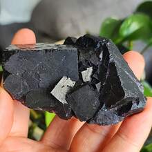 1件稀有天然黑玫瑰萤石标本 - 鲜艳的紫红色矿物收藏品，在紫外光下发光，波西米亚风格家居及办公室装饰，生日及节日完美之选，办公室装饰 | 波西米亚风格 | 荧光矿物，萤石装饰 - 黑色 - 查看 9