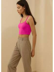DEVIT - Top corto básico para mujer con tirantes delgados y corte ajustado, diseño liso sin estampado, estilo minimalista y versátil ideal para outfits casuales, urbanos o de verano, cómodo y combinable con jeans, faldas o joggers - Rosa Fucsia - Ver 6