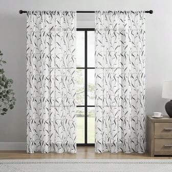 1 件黑白配色花卉刺绣装饰品，以自然优雅的风格描绘藤蔓和小花，线条细腻，层次丰富，为空间增添精致的装饰。