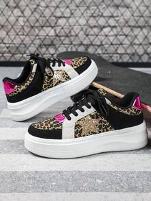 这款豹纹鞋散发着独特的魅力和优雅气质。时尚的宽腿街头滑板鞋采用加厚EVA鞋底，轻便舒适，经久耐穿。闪亮细节更添一丝精致。这款加宽鞋舒适百搭，是节日礼物的理想之选，也适合日常户外行走。 - 紋 - 查看 6