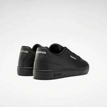 Tenis Reebok Court Clean para hombre y mujer, el calzado esencial que combina una estética limpia con la versatilidad necesaria para tu día a día. Estos tenis de silueta de perfil bajo están diseñados para ofrecer un look sofisticado y relajado, ideales para combinar con cualquier atuendo casual. Están fabricados con una parte superior de piel sintética suave y duradera, que proporciona un ajuste cómodo y una apariencia premium. Cuentan con una suela de goma tipo cupsole de alta resistencia que garantiza una tracción estable, junto con una plantilla acolchada que ofrece una amortiguación ligera en cada paso. Su diseño  con el logotipo de Reebok sutilmente grabado en el lateral resalta su enfoque minimalista y elegante, convirtiéndolos en la elección perfecta para quienes valoran la simplicidad, la calidad y el legado deportivo en un calzado contemporáneo y unisex. - Negro - Ver 3