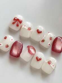 10 buc unghii scurte, lucrate manual, unghii pătrate, unghii roșii și albe, stil drăguț și dulce, alb asociat cu sclipici roșu tip ochi de pisică, fundă 3D pictată manual, modele mici de inimioare și căpșuni, unghii minimaliste și delicate pentru femei și fete, pentru primăvară, vară, toamnă, iarnă, festivaluri, petreceri și viața de zi cu zi. - Roșu și alb - Vizualizare 3