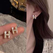 镶满锆石的银色 H 形耳环适合派对和日常佩戴。