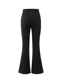 这款斋月主题休闲套装专为年轻女孩设计，饰有新月女孩图案。套装包含一件短袖圆领T恤和一条中腰喇叭裤，非常适合夏季穿着。 - 黑色 - 查看 7