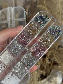 12格多尺寸3D美甲水钻 - 色彩鲜艳的亚克力宝石，适合DIY美甲装饰，多种颜色可选（粉色、蓝色、绿色、红色、紫色） - 完美打造惊艳美甲设计、美甲饰品、美甲用品 - 彩色 - 查看 2