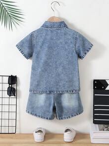 2 Stück/Set Modischer Streetwear Lässig Komfort Jeans Stil Englisch Muster Kragen Schneeflocke Jeans Kurzarm Top und personalisierte Lässig Jeans Shorts Set für Kleine Jungen - Helle Waschung - Übersicht 2