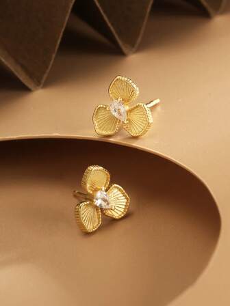 1 par de pendientes de plata de ley S925, diseño de flor de tres hojas con cristal de circonita, chapado en oro, delicado y de moda, adecuado para mujeres, gran regalo para madre, novia, amiga, pareja, uso diario