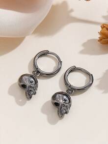 Un par de pendientes de calavera góticos, adecuados tanto para hombres como para mujeres. Pendientes y accesorios de punk rock para Halloween, adecuados para Halloween o uso diario