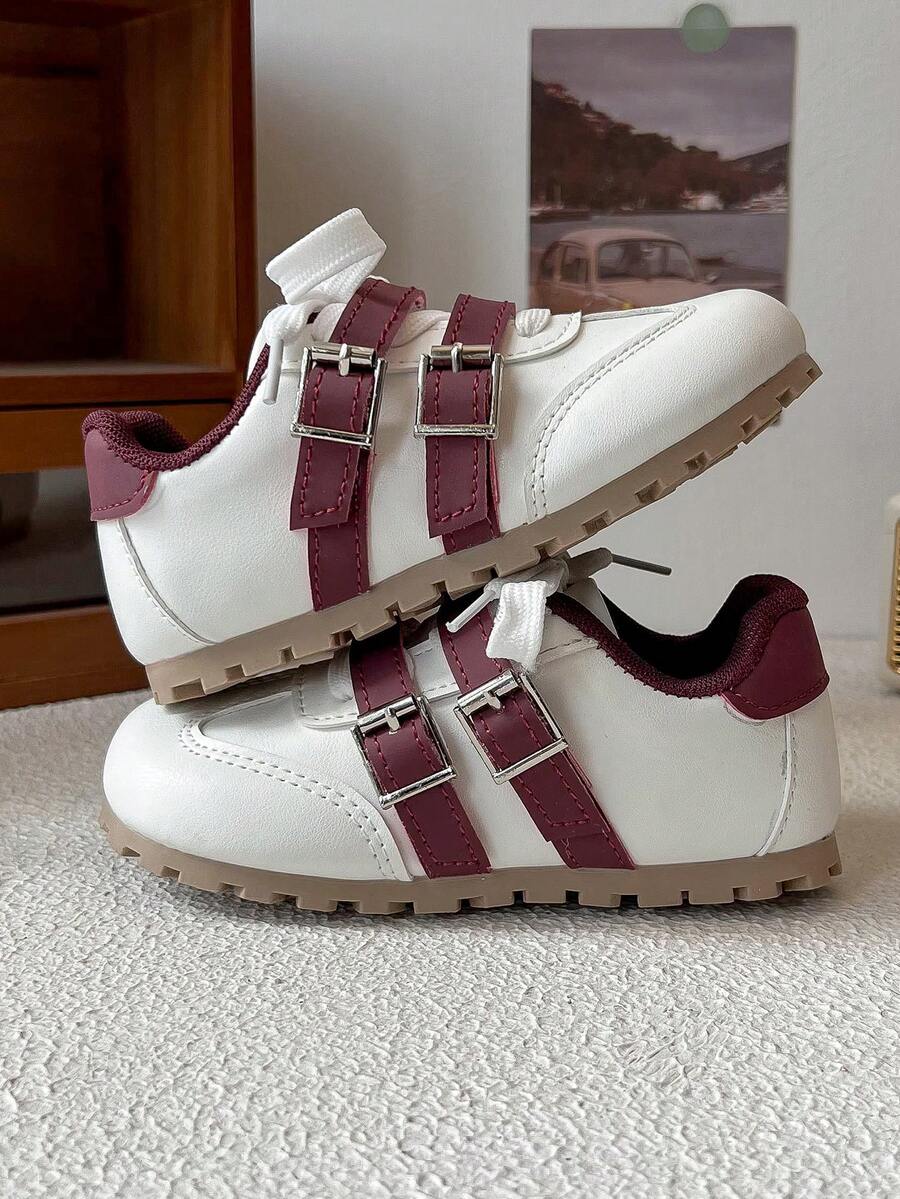 1双休闲时尚儿童运动鞋，PU皮革拼接鞋面，柔软舒适，轻便，方便的魔术贴搭扣，撞色设计，简约百搭，适合所有季节。