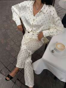 بلوزة أنيقة وفينتاج مزينة بأزرار أمامية وياقة، وبنطلون ساتان مرقع بالنقاط والدانتيل، طقم من قطعتين مناسب للذهاب إلى العمل والاستخدام اليومي - لون مشمشي - مشاهدة 1