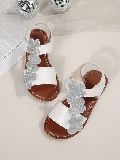 A Pair Of Children's Sandals 2026 Summer New Style, Fashionable And Versatile, Round-Toed Flat, Anti-Slip, Hook And Loop Heart-Shaped, Cute Beach Outerwear Sandals