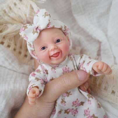 7英寸可爱迷你重生女娃娃 - 可水洗硅胶材质，触感柔软，皮肤彩绘，身着花朵套装，系着粉色蝴蝶结，是完美的家庭礼物、新生儿礼物、生日/圣诞节、万圣节、感恩节礼物之选。