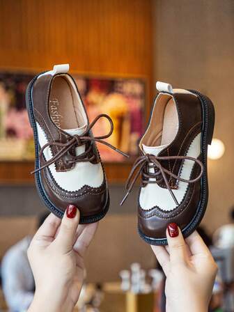 1双咖啡色新款时尚可爱蝴蝶结PU珍珠魔术贴防滑耐磨舒适百搭平底鞋，男女童皆宜，适合春秋季户外、日常、聚会和上学穿着，玛丽珍乐福鞋