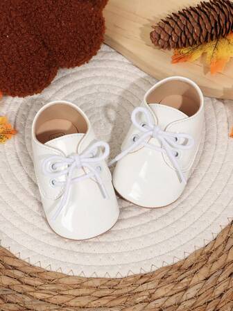 1双幼儿男童纯色系带平底防滑休闲运动鞋，宝宝学步鞋，适合春秋季穿着