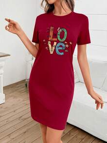 Bộ đồ ngủ nữ tối giản và thời trang, với các yếu tố Ngày Valentine, khẩu hiệu LOVE và họa tiết hoa. Sự lựa chọn hoàn hảo cho trang phục mặc nhà thoải mái. - Màu Đỏ Sâu - Xem 4