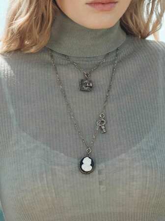 ZAA Melek Anahtar Kolye Çift Katmanlı Zincir Kolye, Hafif Lüks Soğuk Rüzgar Alaşımlı Karikatür Güzel Kolye, Kadın Takıları, Kazak Üzerine Takılan Bir Kolye, Sade Tarzda Bir Kolye, Bir Kız İçin En İyi Hediyedir.