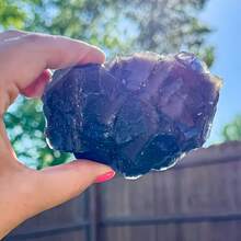 1件稀有天然黑玫瑰萤石标本 - 鲜艳的紫红色矿物收藏品，在紫外光下发光，波西米亚风格家居及办公室装饰，生日及节日完美之选，办公室装饰 | 波西米亚风格 | 荧光矿物，萤石装饰 - 黑色 - 查看 8