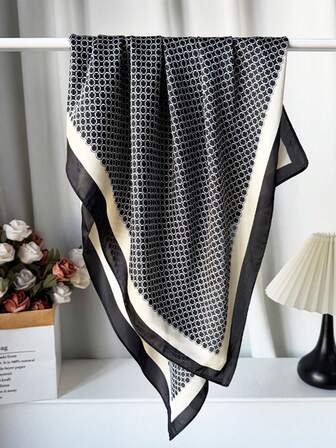 1条女士70厘米方形丝巾，仿丝缎面质感，波点印花图案，可作领巾、头巾，优雅配饰，适合日常及节日穿着。