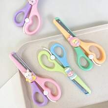 Tesoura de plástico fofa com desenho animado (1 unidade), ideal para trabalhos manuais de estudantes, escritório ou atividades de recorte de papel. Possui ponta arredondada e é perfeita para crianças. - Multicolorido - Ver 6