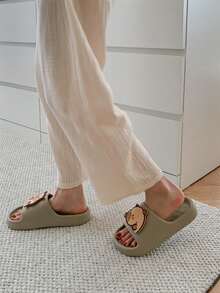 XIXITIAO 水豚情侣拖鞋，柔软平底休闲拖鞋，EVA材质春夏可爱拖鞋，纯色经典平底拖鞋，时尚水豚图案，适合户外/沙滩/居家穿着 - 正面沙漠棕 - 查看 8