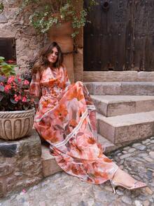 Faeriesty 这款优雅复古晚礼服采用花卉印花设计，饰有蕾丝边、泡泡袖和层叠荷叶边下摆，是新娘送礼会、花园派对、浪漫晚餐、复古主题活动、情人节、度假派对、春季婚礼等场合的完美之选。 - 橘色 - 查看 9