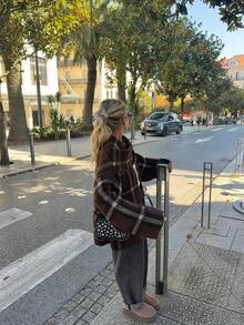 女士不对称针织开衫，百搭宽松披肩领毛衣，女士冬季外套 - 酒紅色 - 查看 3