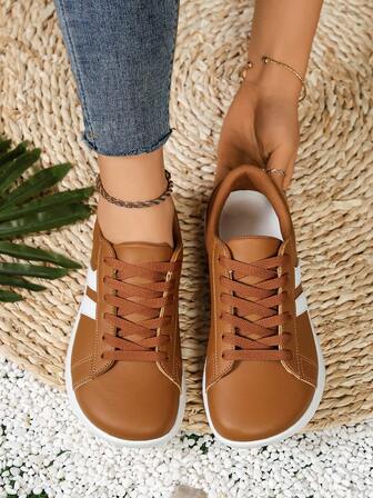 大码女士简约风格皮革运动鞋，侧边条纹设计，系带式赤足鞋，适合户外运动