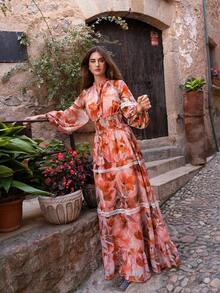 Faeriesty 这款优雅复古晚礼服采用花卉印花设计，饰有蕾丝边、泡泡袖和层叠荷叶边下摆，是新娘送礼会、花园派对、浪漫晚餐、复古主题活动、情人节、度假派对、春季婚礼等场合的完美之选。 - 橘色 - 查看 3