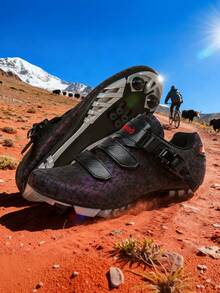 专业山地骑行鞋，配备便捷快速的旋钮锁扣调节装置，贴合脚型，轻松应对复杂山路路况，抓地力强劲，专业骑行装备助您尽享越野骑行的乐趣。 - Luminous Gray - 查看 7