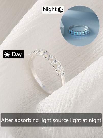 1pc Fashionable Creative Vintage Luxury Hollow Triangle Sky Blue Glow-In-The-Dark Copper Micro-Inlaid Cubic Zirconia Ring (Glows After Absorbing Light, Won't Glow Without Absorbing Light)