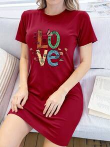 Bộ đồ ngủ nữ tối giản và thời trang, với các yếu tố Ngày Valentine, khẩu hiệu LOVE và họa tiết hoa. Sự lựa chọn hoàn hảo cho trang phục mặc nhà thoải mái. - Màu Đỏ Sâu - Xem 5