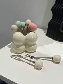 1个家用水果叉收纳罐，简约优雅，可作咖啡和茶具装饰品。作为装饰品，它可用于家居装饰、室内装饰、茶室装饰、办公室装饰和婚礼装饰。