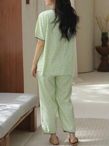 两件套女士睡衣套装，圆领开衫饰满心印花短袖上衣，复古宫廷风心印花长裤，舒适时尚，适合春、夏、秋季居家休闲穿着。 - 青檸色 - 查看 2