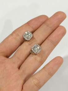 Un par de pendientes de Moissanita de 1 quilate de grado de color D-Color, claridad VVS, con certificado GRA para mujeres, adecuados para desplazamientos diarios, festivales y fiestas. La piedra principal es una Moissanita de 0,5 quilates con un resplandor deslumbrante. Los pendientes están hechos de plata de ley S925, que es hipoalergénica, elegante, simple y atmosférica. Esencial para el lugar de trabajo y el banquete, adecuado para desplazamientos diarios. Pendientes de diamante - pendientes - Ver 6