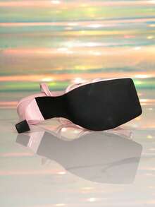 1双优雅纯色高跟凉鞋，尖头细高跟，时尚女鞋，适合夏季户外穿着