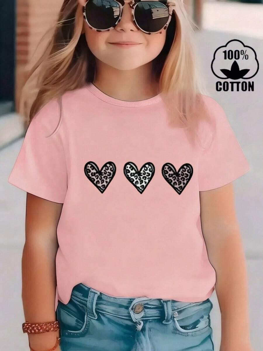 Esta nueva camiseta de manga corta para niñas, 100% algodón, luce modernos estampados de Amar, informal y versátil. Confeccionada con un tejido suave y delicado con la piel, es suave con la piel sensible de tu hija, permitiéndole libertad de movimiento y comodidad durante reuniones familiares, actividades escolares o juegos al aire libre. - Rosa - Ver 1