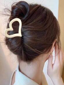 4pcs/1pc Heart-Shaped Lightweight Plastic Hair Clip, Fashionable, Versatile, With A Sense Of Elegance And Sophistication. Simple, Minimalist Solid Color Hair Claw Accessory, Suitable For Daily Outings, Casual Wear, Parties, Commuting, Vacations, Washing Face, Taking A Bath, Makeup, And Matching With Outfits. Fashion Hair Clutch - Multicolor - View 3