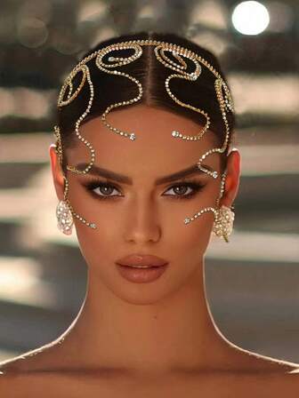 一件奢华手工新娘头饰，饰有水钻链条和流苏，适合婚礼、派对、摄影等场合。