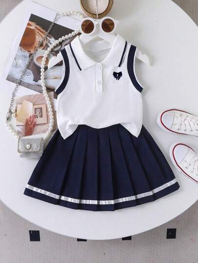 Conjunto de camisa polo con estampado y lazo decorativo, y falda plisada para niña