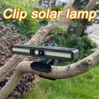 1 pieza Luz con sensor de movimiento alimentada por energía solar, accesorio de iluminación portátil y resistente al agua, lámpara decorativa para valla exterior, adecuada para iluminación de vallas de jardín, iluminación complementaria para camping al aire libre, iluminación de jaulas de mascotas, con detección de movimiento y uso de clip en múltiples escenarios