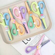 Tesoura de plástico fofa com desenho animado (1 unidade), ideal para trabalhos manuais de estudantes, escritório ou atividades de recorte de papel. Possui ponta arredondada e é perfeita para crianças. - Multicolorido - Ver 7