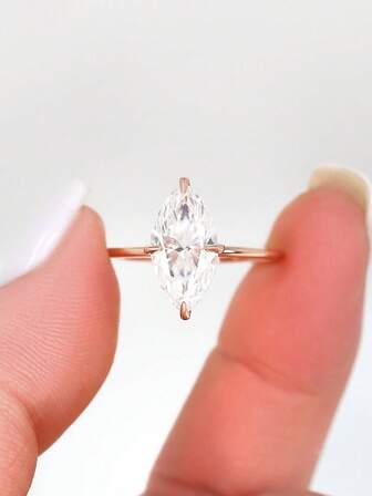 1枚S925纯银简约优雅单眼形戒指，镶嵌锆石，百搭款式，适合女性日常佩戴、婚礼、订婚、节日、派对等场合，亦可作为珠宝礼品。