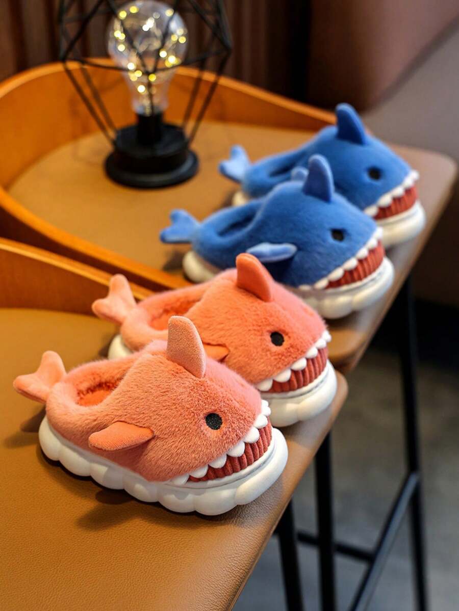 1双儿童卡通鲨鱼图案毛绒拖鞋，可爱又奇特，适合秋冬季，室内温暖舒适