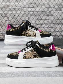 这款豹纹鞋散发着独特的魅力和优雅气质。时尚的宽腿街头滑板鞋采用加厚EVA鞋底，轻便舒适，经久耐穿。闪亮细节更添一丝精致。这款加宽鞋舒适百搭，是节日礼物的理想之选，也适合日常户外行走。 - 紋 - 查看 3