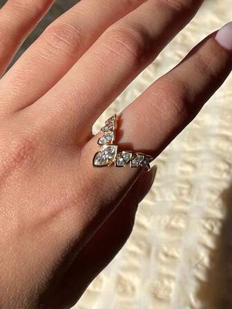 1枚V形奢华铜金色锆石花瓣戒指，适合婚礼、宴会、派对和日常穿搭配饰。