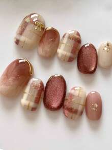 10片纯手工制作的按压式美甲贴片，短款椭圆形美甲，红色美甲，复古温柔风格，裸粉色渐变搭配灰玫瑰猫眼闪粉，手绘格子图案，3D金色蝴蝶结，可爱简约的按压式美甲贴片，适合女性和女孩，春夏秋冬节日派对及日常佩戴。