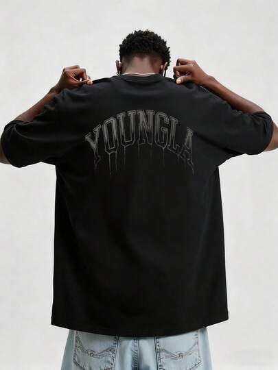 Imagen presenta texto YOUNGLA" con un estilo robusto letras de metal con efectos de desgaste evocando la juventud y energía con letras gruesas, camiseta de hombre 100% algodón, camiseta de hombre con estampado letras gruesas robustas camiseta de hombre, edición Limitada.