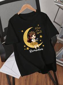 这款斋月主题休闲套装专为年轻女孩设计，饰有新月女孩图案。套装包含一件短袖圆领T恤和一条中腰喇叭裤，非常适合夏季穿着。 - 黑色 - 查看 4